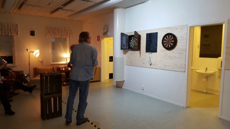 Lasse försöker se vart piluslingen tog vägen...