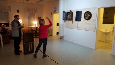 Agneta har gett sig den på att slå Janne...