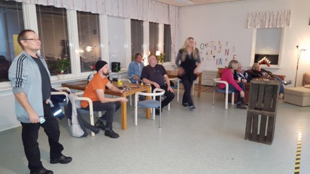 Tydligen Elisabeths tur, alla andra ser på med spänning...