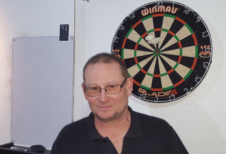 Janne kastade först i 25:an, sedan mitt i bullen...vänder sig om och säger: kolla...Då tänkte i alla fall jag "skit också, du skulle aldrig vänt dig om..." Sedan vänder han sig tillbaka och sätter nästa pil i bullen! Bravo Janne! :)